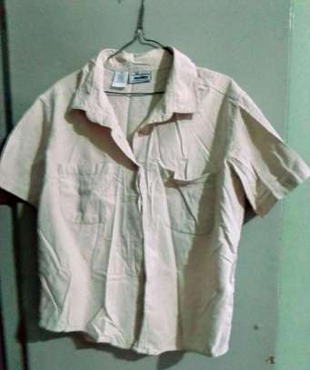 Brown shortsleeved shirt. image 3