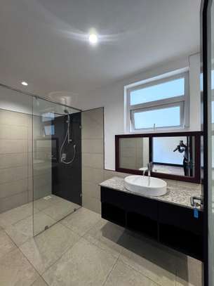 5 Bed House with En Suite in Runda image 2