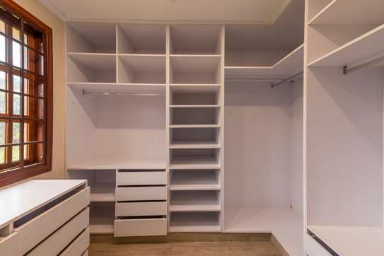 5 Bed House with En Suite in Ridgeways image 15