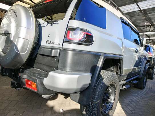 Toyota FJ cruiser grey image 4