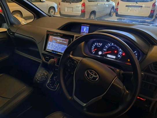 Toyota Voxy image 2