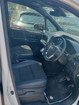 Toyota Noah WXB image 3