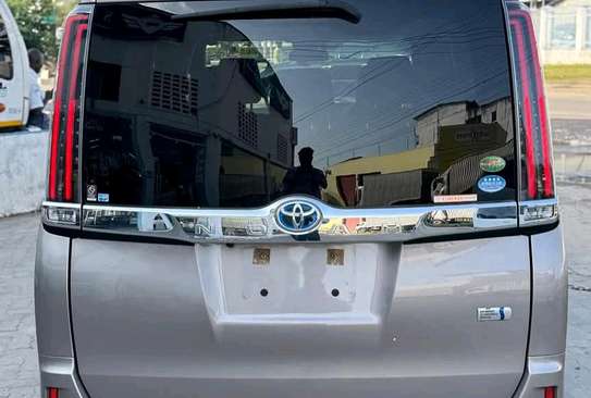 TOYOTA NOAH image 1