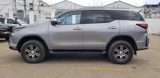 Toyota Fortuner Silver 2018 4wd image 4