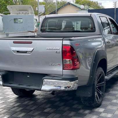 TOYOTA HILUX REVO image 2