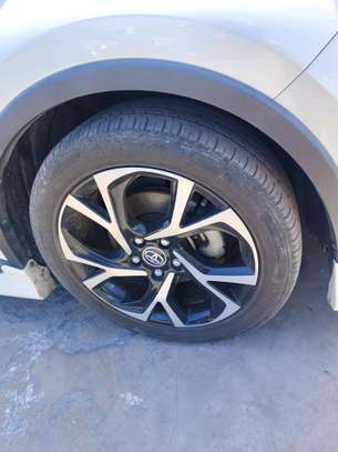 Toyota CH-R white hybrid 2017 image 3