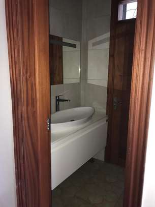 4 Bed Apartment with En Suite in Westlands Area image 4