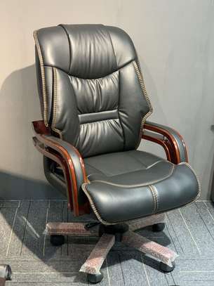 Elegant Black Leather Executive Chair with Wooden Frame image 3