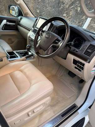Toyota Land cruiser v8 2018 model image 8