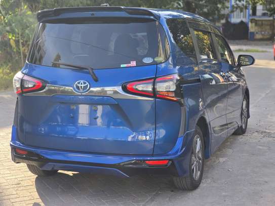 Toyota Sienta hybrid Blue 2018 image 13