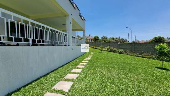6 Bed House with En Suite in Runda image 11