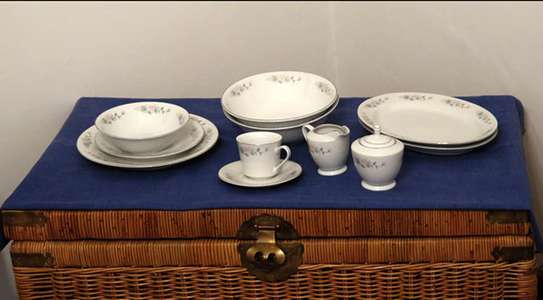 FOR SALE QUALITY DINNERWARE / 88 PIECES  / SERVICES FOR 16 image 1