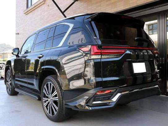 Lexus LX600 image 5