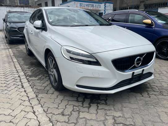 Volvo v40 white image 1