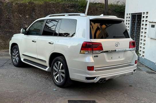 Toyota Land cruiser v8 2018 model image 6