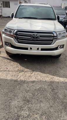 LANDCRUISER V8 PETROL SUNROOF image 8