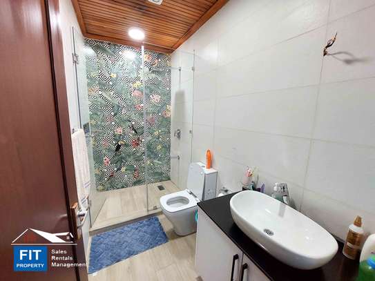 4 Bed House with En Suite in Brookside image 9