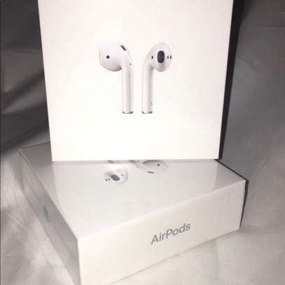 APPLE AirPods with Charging Case (2nd generation) image 4