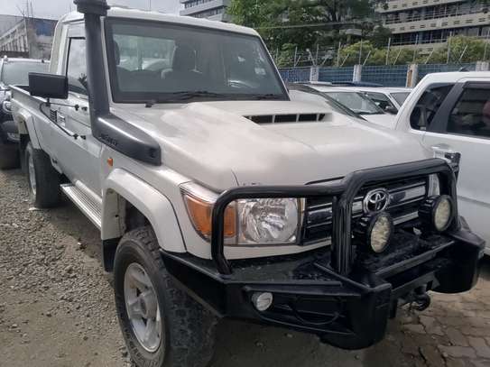 Toyota land cruiser v8 image 3