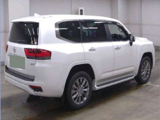 2022 Toyota land cruiser V8 300 petrol image 4