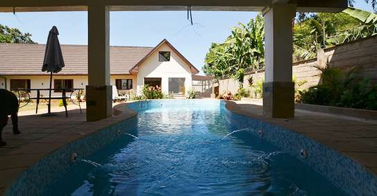 6 Bed House in Ridgeways image 7