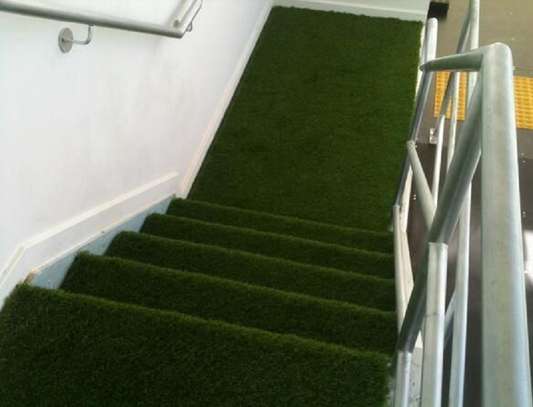green look on staircases with artificial grass carpet image 1