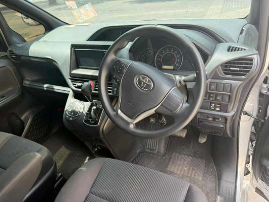 TOYOTA NOAH 2019MODEL 8 SEATER 2WD image 9
