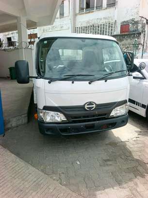 Hino Dutro image 2