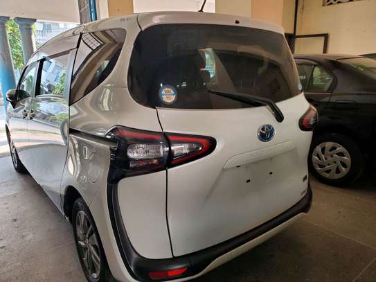 Toyota sienta image 8