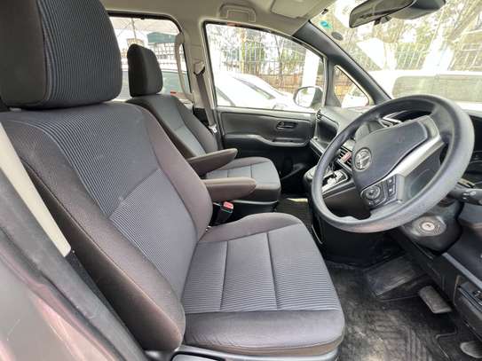 TOYOTA NOAH image 10
