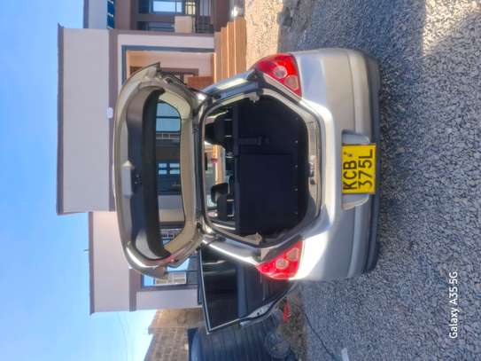 Nissan Tiida image 2