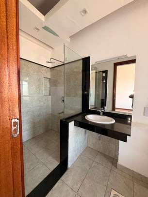 3 Bed Apartment with En Suite in Kilimani image 14