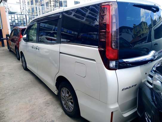 Toyota Esquire pearl white image 2