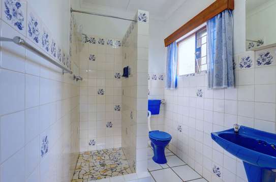 Karen  3 bedroom family house detached form main house image 15