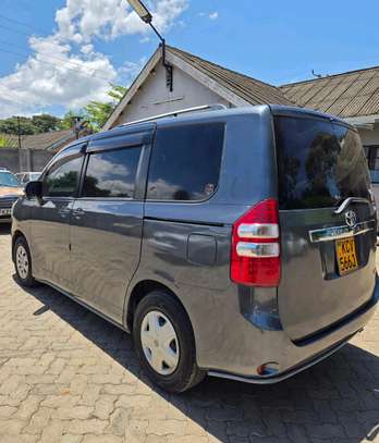 Toyota Noah image 4