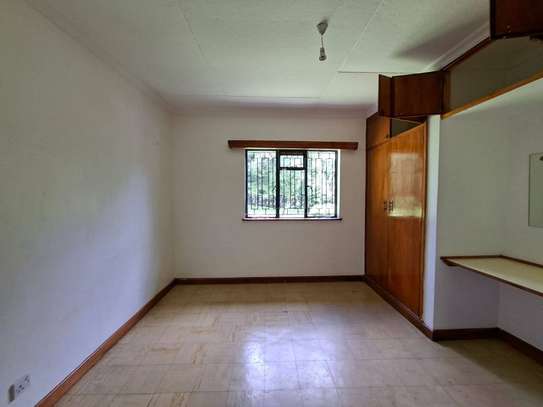 4 Bed House with En Suite at Crescent image 2