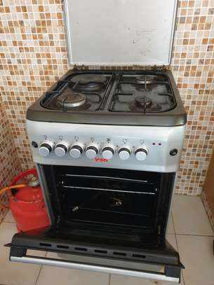 Slightly used VON hotpoint gas cooker image 3