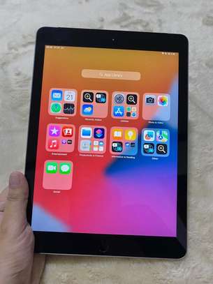 Apple iPad 5th Gen. 32GB, Wi-Fi + Cellular 9.7'' image 2