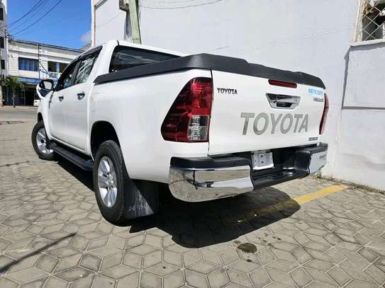 Toyota Hilux 4x4 Pickup White Durable Performance image 6