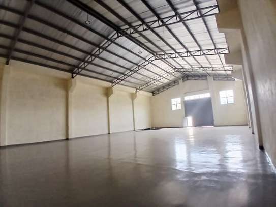 10,000 ft² Warehouse with Parking in Industrial Area image 1