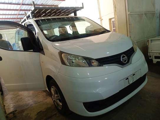 Nissan nv 200 manual petrol with carrier image 1