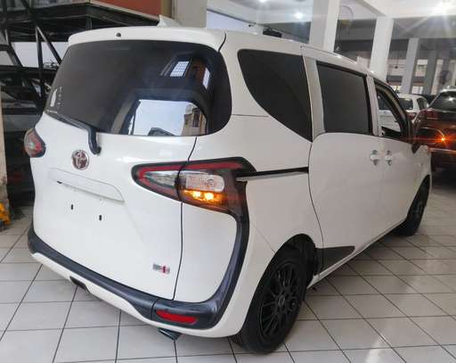 Toyota sienta hybrid image 4