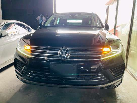 Volkswagen Touareg black image 1