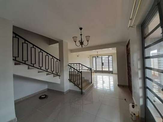 a beautifull three bedroom plus sq townhouse for rent image 2