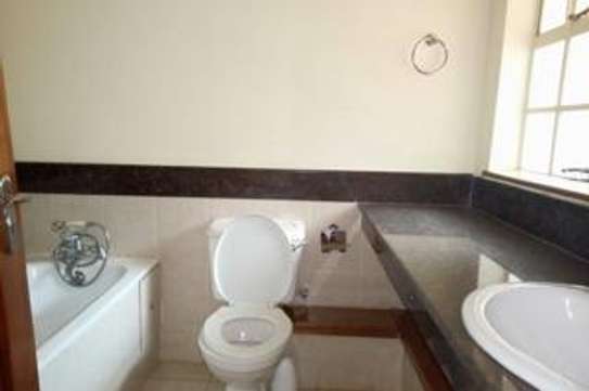 5 Bed Townhouse with En Suite at Lone Tree image 6