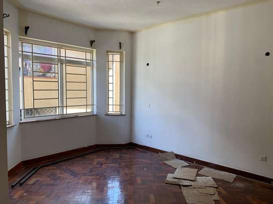 3 bedroom apartment all ensuite with a Dsq available image 7