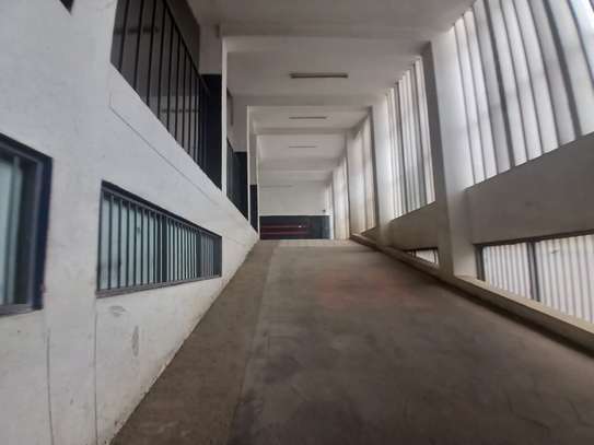 6,499 ft² Warehouse with Parking in Industrial Area image 24