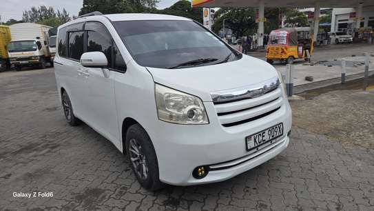 Toyota Noah KCE image 1