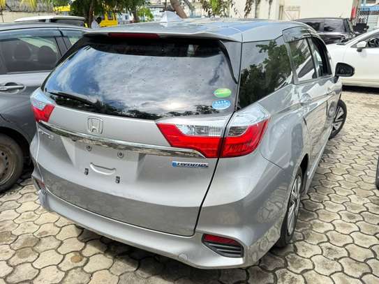 Honda fit Shuttle Hybrid image 7