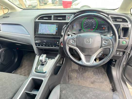 Honda fit Shuttle Hybrid image 5